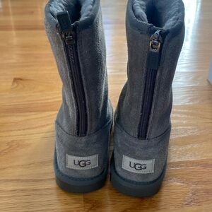 Girls size 2 Gray Ugg boots.